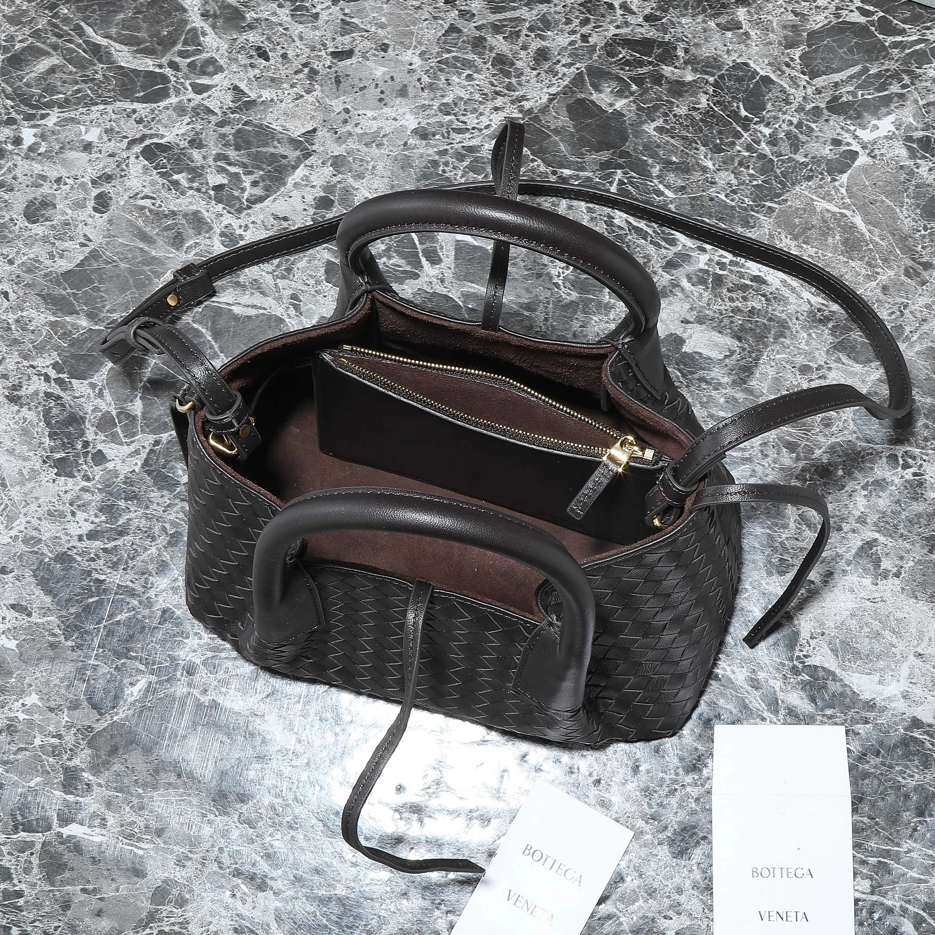 Batch 1660 BV25 spring and summer new product Mini pinacoteca two-tone surface. The weaving process is also super exquisite. Every texture is delicate and clear, and you can see the full ingenuity. 👜The bag uses 1 cm leather strips, which are purely hand-woven, highlighting the brand's craftsmanship. The inside is flipped to reveal a smooth suede lining that can be used on both sides, taking into account both fashion and practicality. 	 The small size can be worn on one shoulder or across the body, making it super versatile for daily commuting! 	 💕Fashionable ladies who like BV, come to me to get the same style~ ​Model number: 819004 ​Size: 24*15*12cm